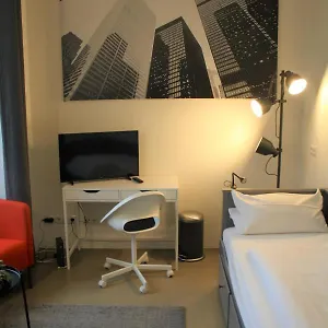 2 / Ein - Zweipersonen , City Airport Mannheim Deutschland
